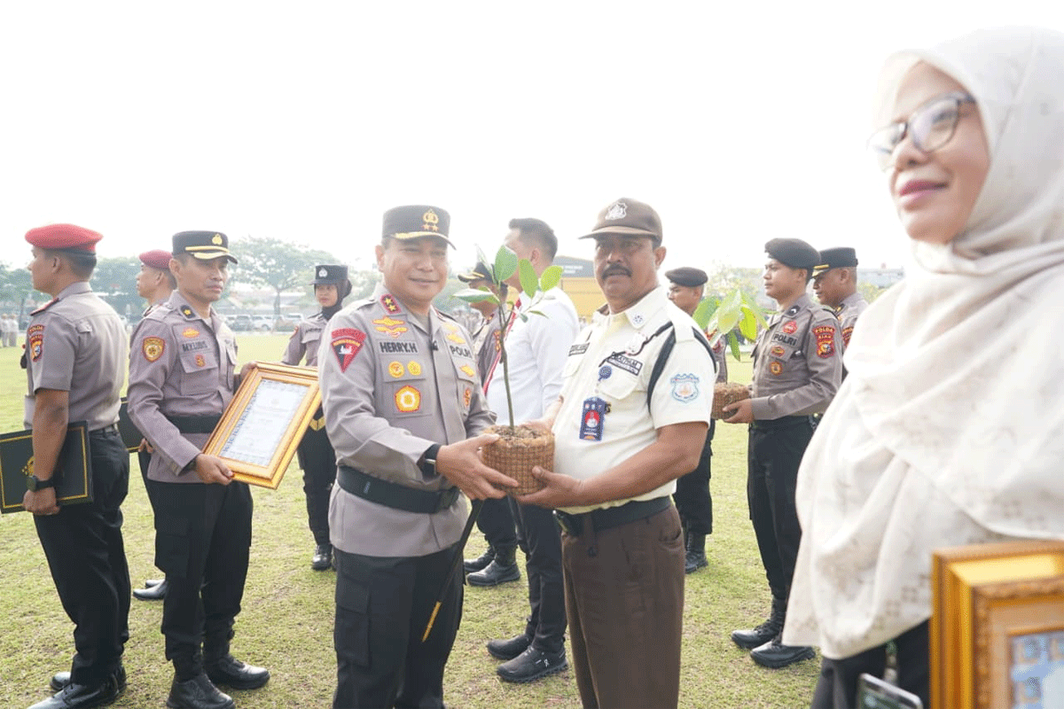 Kapolda Riau serahkan penghargaan.
