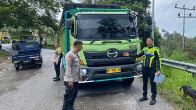 Polisi olah TKP di lokasi kejadian.