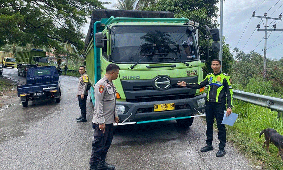 Polisi olah TKP di lokasi kejadian.