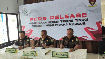 Kepala Kejaksaan Negeri Tebing Tinggi Anthony Nainggolan didampingi Kasi Intel (Kastel) serta Kasi Pidsus saat menggelar konferensi pers.