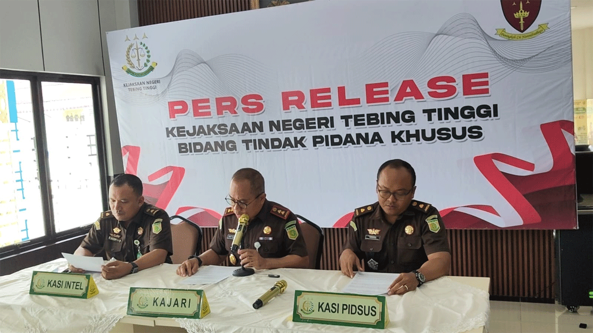 Kepala Kejaksaan Negeri Tebing Tinggi Anthony Nainggolan didampingi Kasi Intel (Kastel) serta Kasi Pidsus saat menggelar konferensi pers.