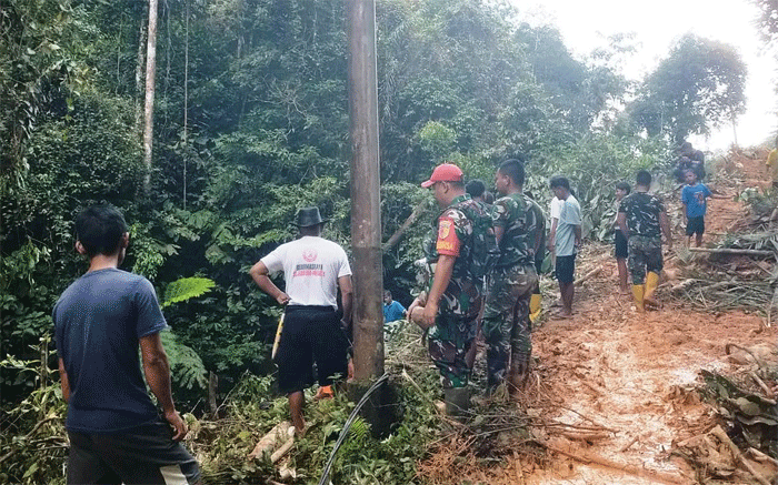 Tim gabungan bersihkan material longsoran.