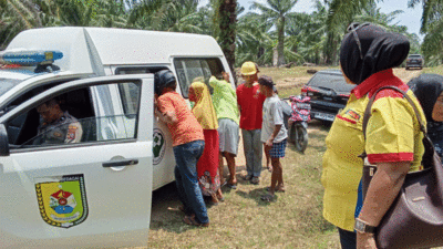 Korban dievakuasi ke rumah sakit dengan menggunakan ambulan