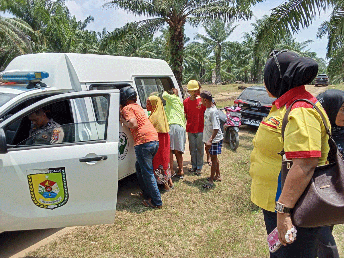 Korban dievakuasi ke rumah sakit dengan menggunakan ambulan