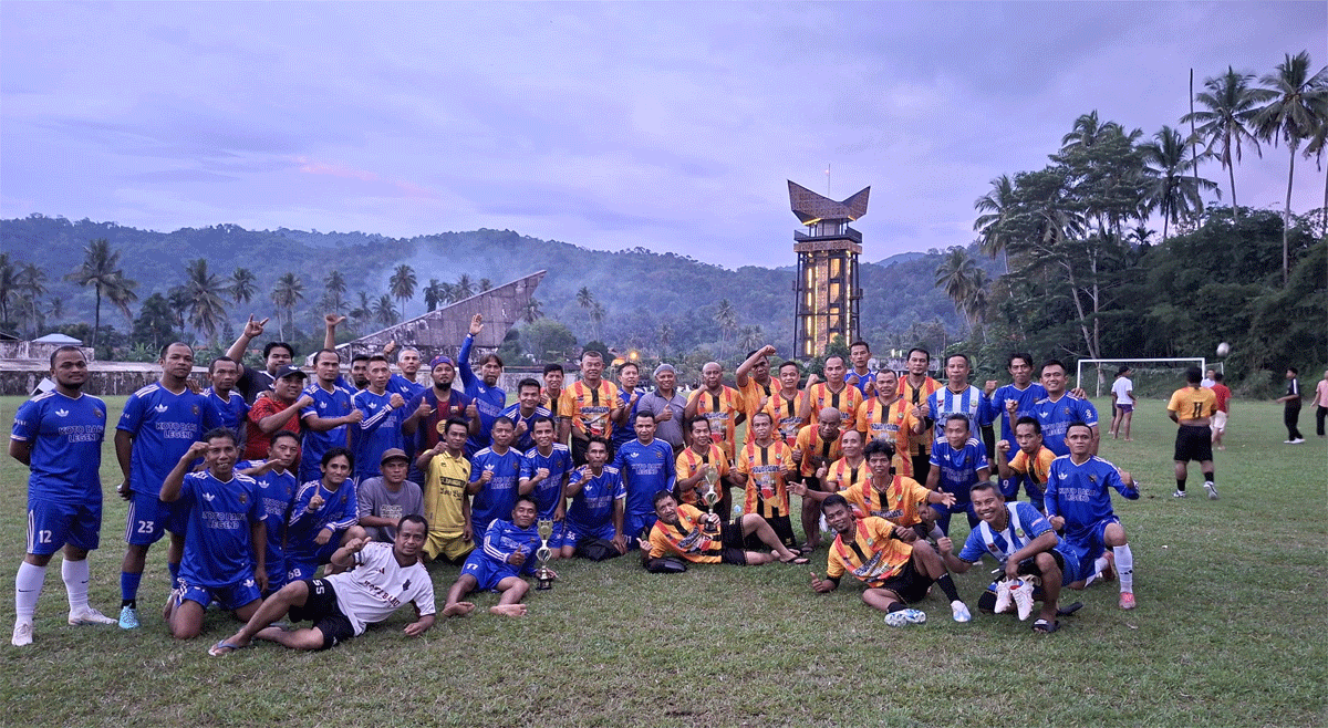 PSKB Legend U-40 Tanding Lawan Urawa Janse FC Padang, Lapangan Lapangan Bancau Jadi Terkenal 1 Foto bersama usai pertandingan