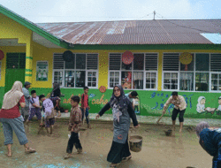 Bersihkan Sisa Banjir, Warga Madrasah 1 Solok Selatan Awali Hari dengan Gotong Royong, Sungai Perlu Dinormalisasi