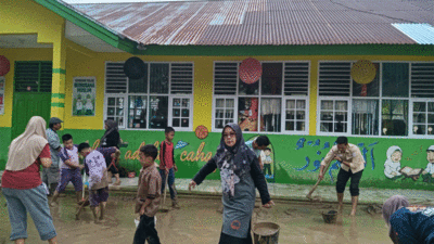 Bersihkan Sisa Banjir, Warga Madrasah 1 Solok Selatan Awali Hari dengan Gotong Royong, Sungai Perlu Dinormalisasi