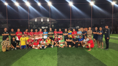 Foto bersama usai pertandingan di lapangan mini soccer.