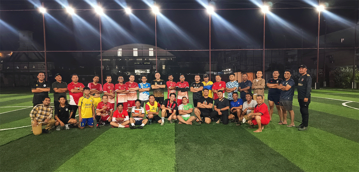 Foto bersama usai pertandingan di lapangan mini soccer.