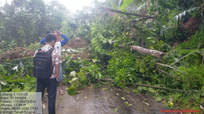 Longsor menimbun jalan antardesa di Nias.
