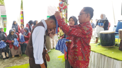 Siswa yang sudah tamat dilepas secara resmi.