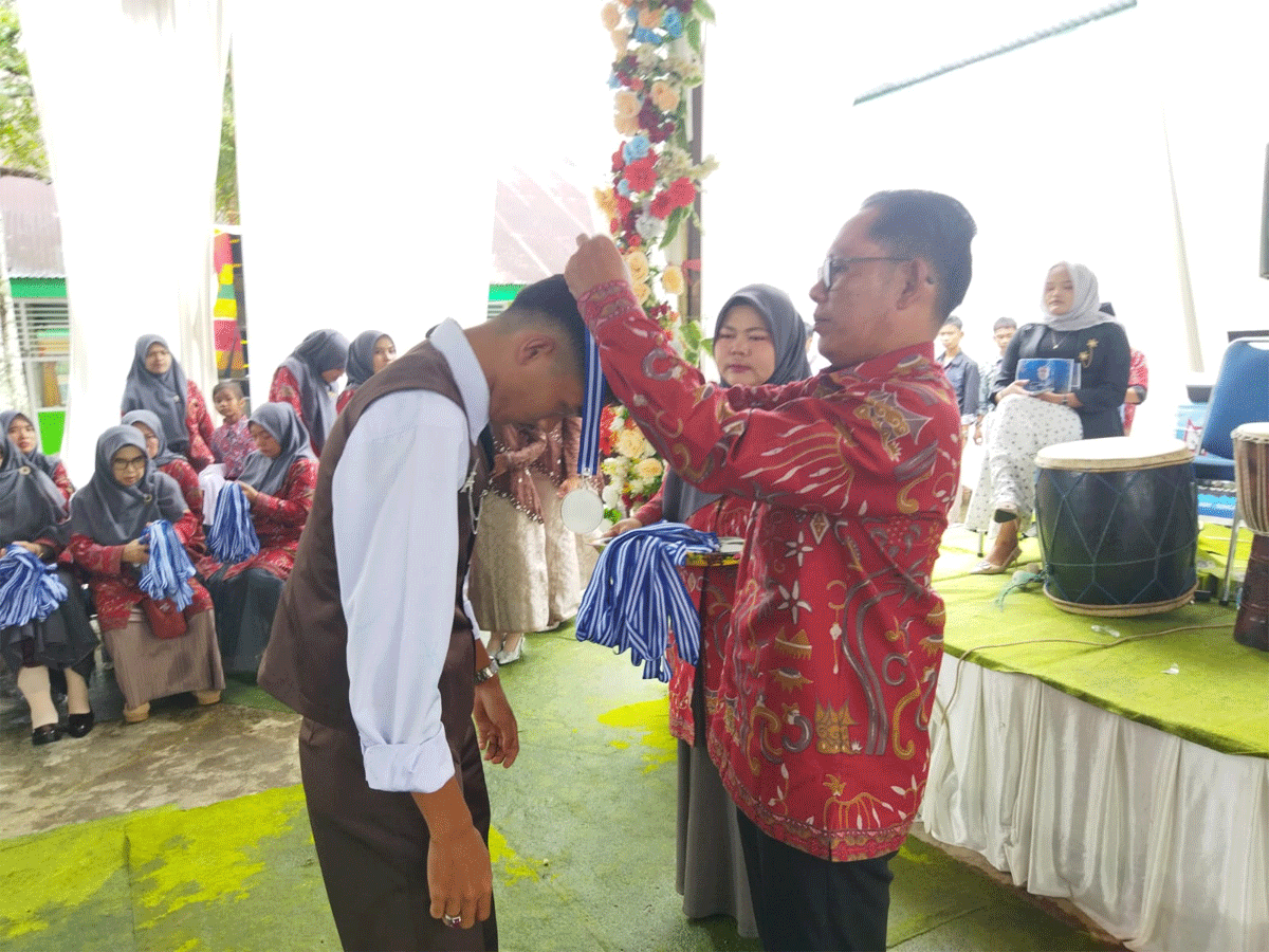 Siswa yang sudah tamat dilepas secara resmi.