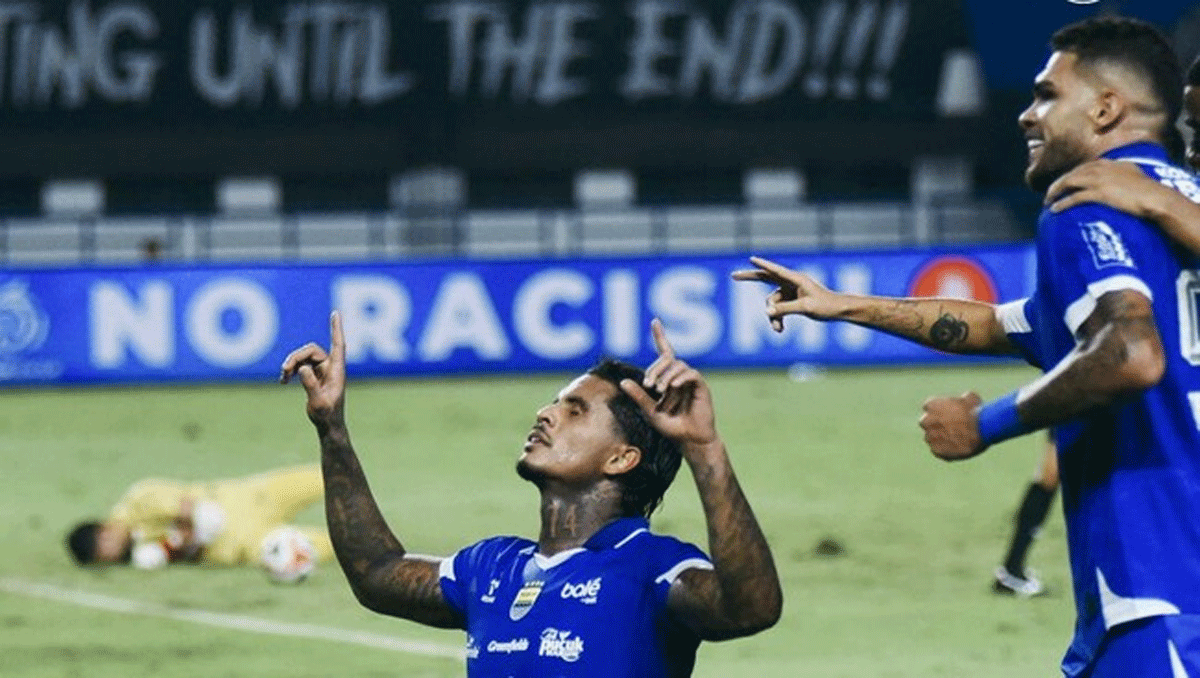 Pemain Persib selebrasi usai cetak gol.
