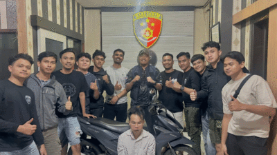 Petugas bersama terduga pelaku curanmor.