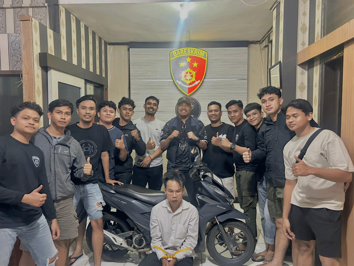 Petugas bersama terduga pelaku curanmor.