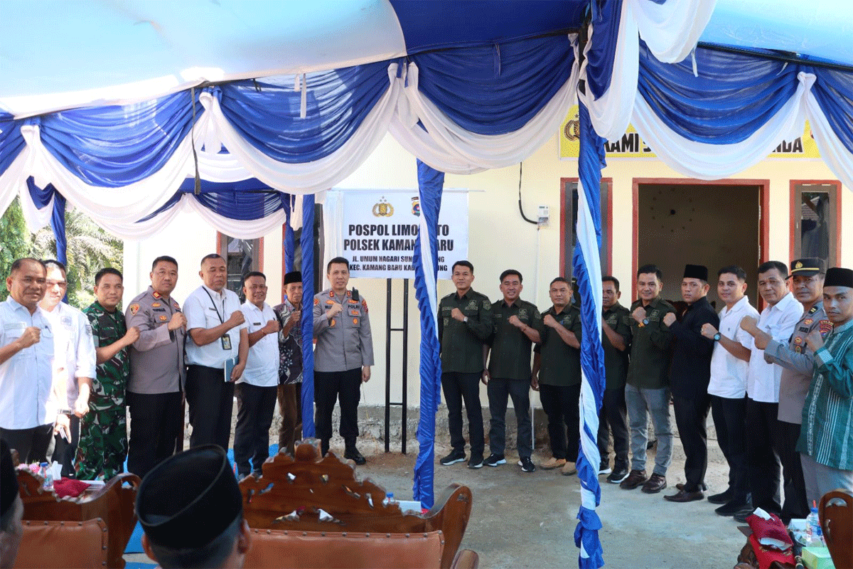 Foto bersama usai peresmian pos polisi