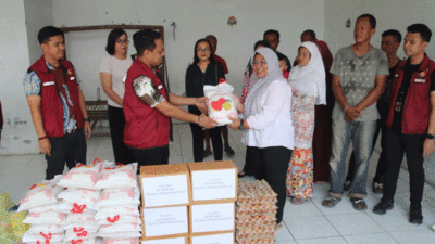 Penyerahan bantuan untuk warga penghungi rumah singgah