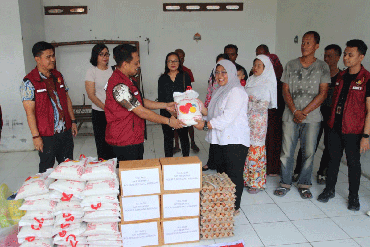 Penyerahan bantuan untuk warga penghungi rumah singgah