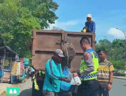 Tiap Senin dan Jumat, Personel Satlantas Polres Sijunjung Berbagi dengan Warga