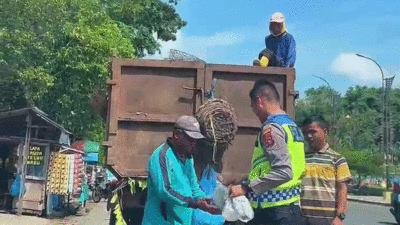 Personel Satlantas Polres Sijunjung berbagi dengan pengguna jalan.