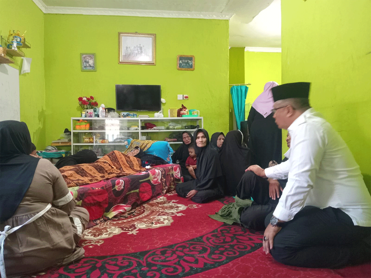 Sekda Solok Selatan melayat ke rumah duka dan sampaikan belasungkawa yang mendalam