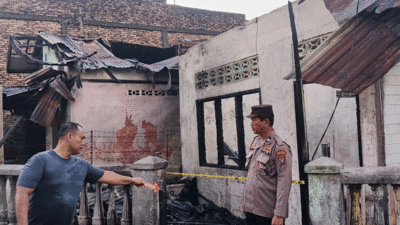Petugas datangi lokasi kebakaran.