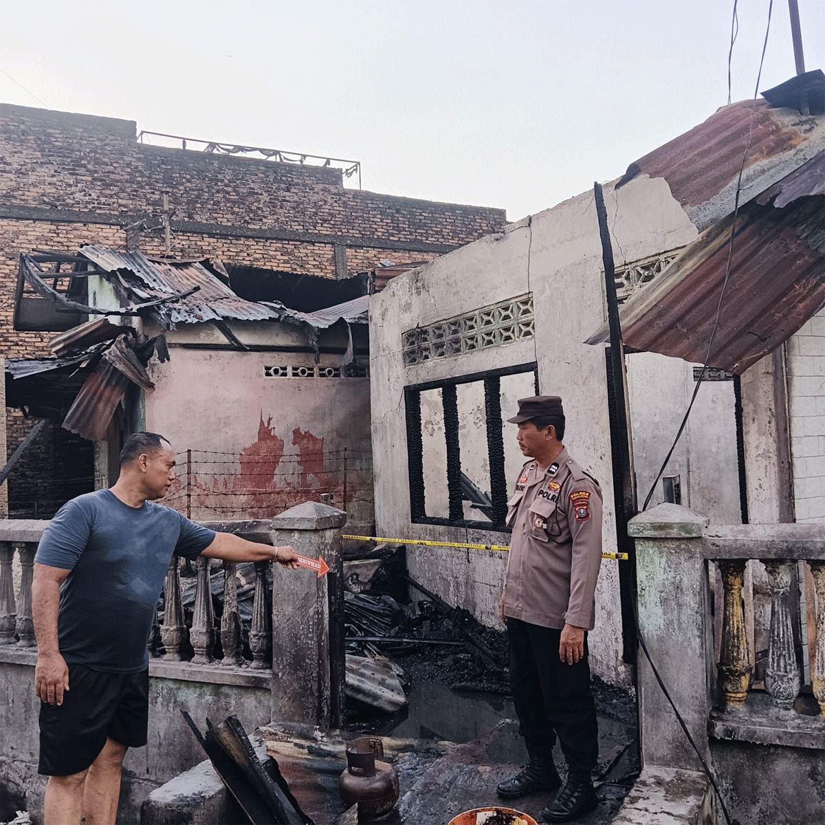 Petugas datangi lokasi kebakaran.