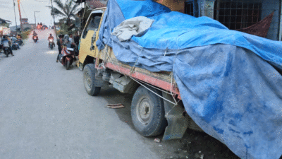 Truk gagal nanjak di jembatan