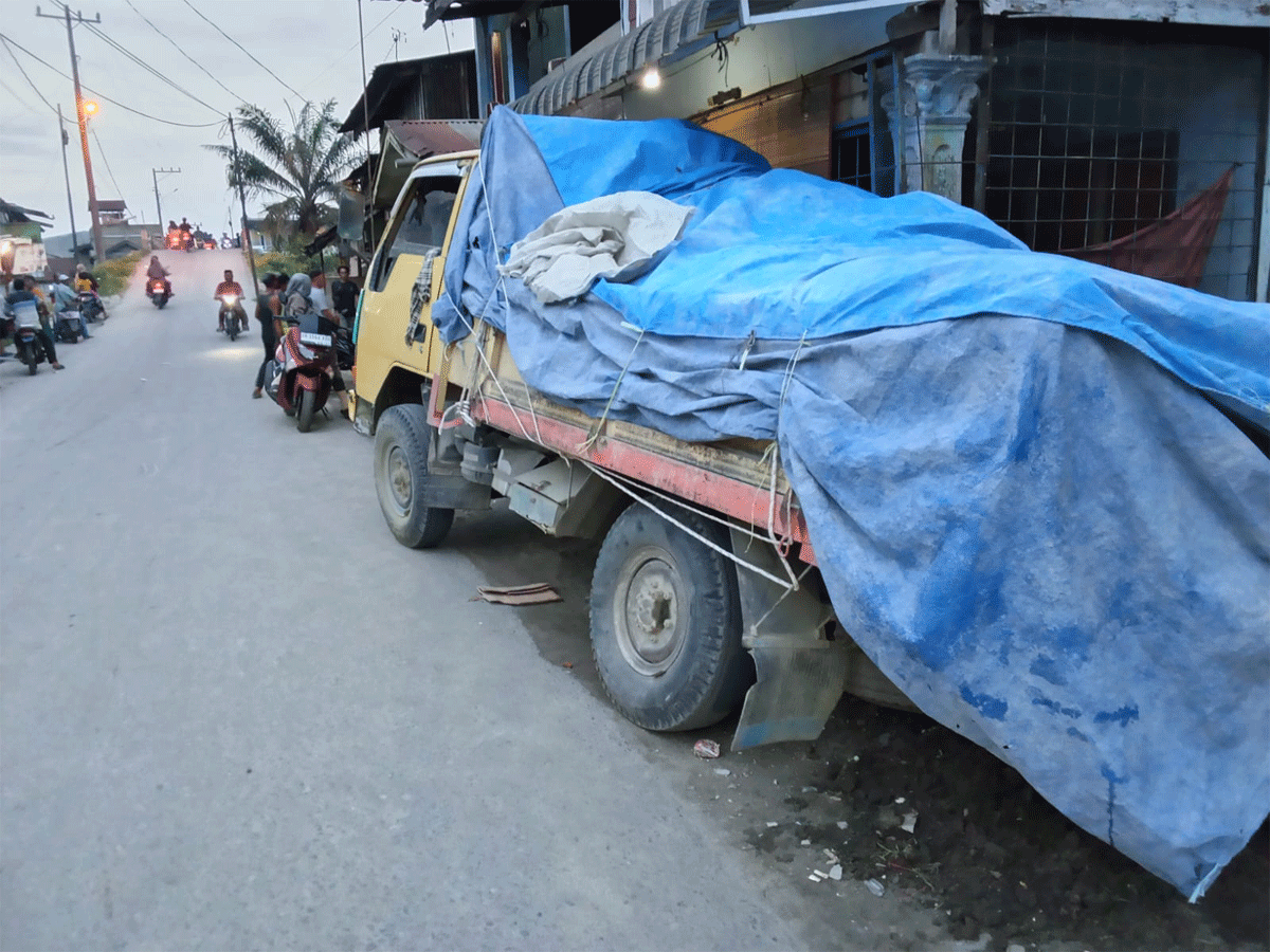 Truk gagal nanjak di jembatan