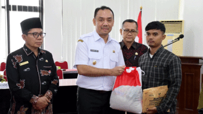 Korban Banjir Bandang Agam Terima Santunan, Jadup hingga Uang Duka