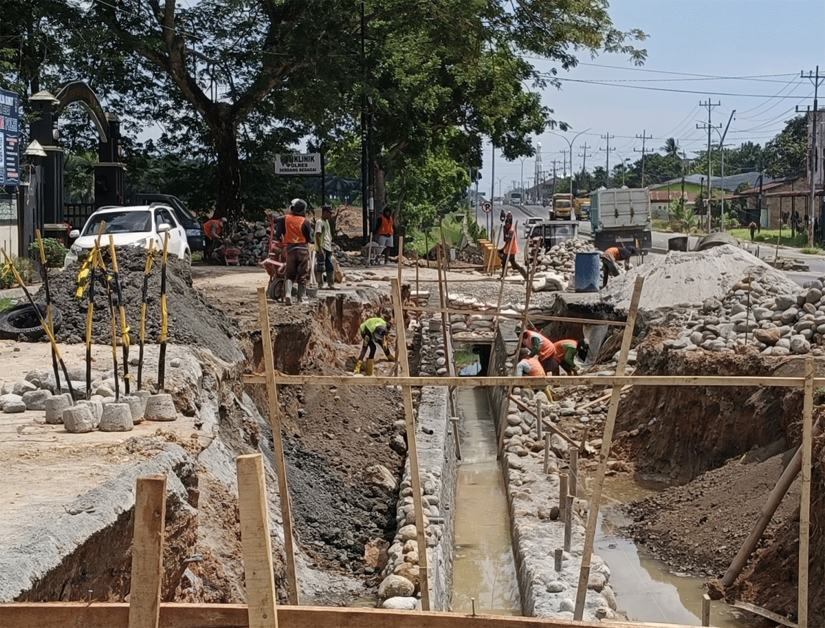 Proyek Drainase di Depan Mapolres Sergai Dianggap Abaikan K3, Pekerja Tanpa APD Jadi Sorotan