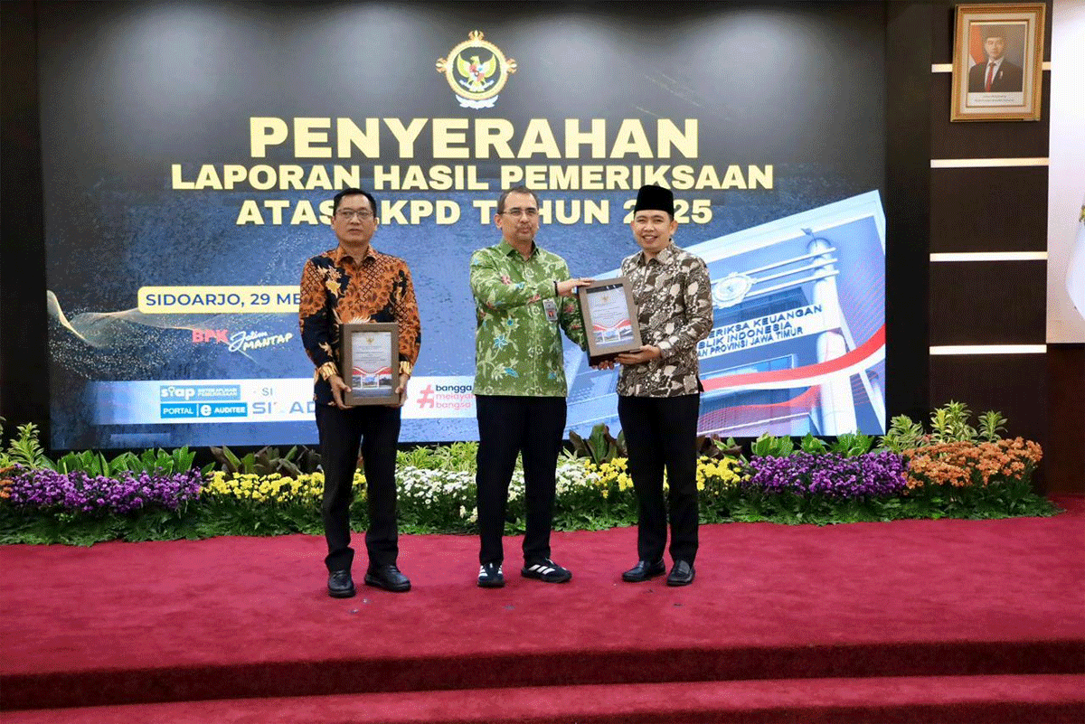 Bupati Jember, Muhammad Fawait (kanan), saat menerima opini WTP dari BPK Perwakilan Jawa Timur di Sidoarjo, Jumat (29/5/2026). (Foto: Istimewa)