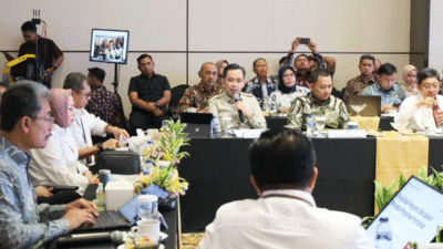 Bupati Jember, Muhammad Fawait (pegang mikropfon) menyampaikan materi saat sosialisasi Rencana Induk (Rinduk) dan Inovasi Daerah dalam Percepatan Pengentasan Kemiskinan di Gedung TB Taskin, Jakarta, Kamis (21/5/2026). (Foto: Diskominfo Jember)