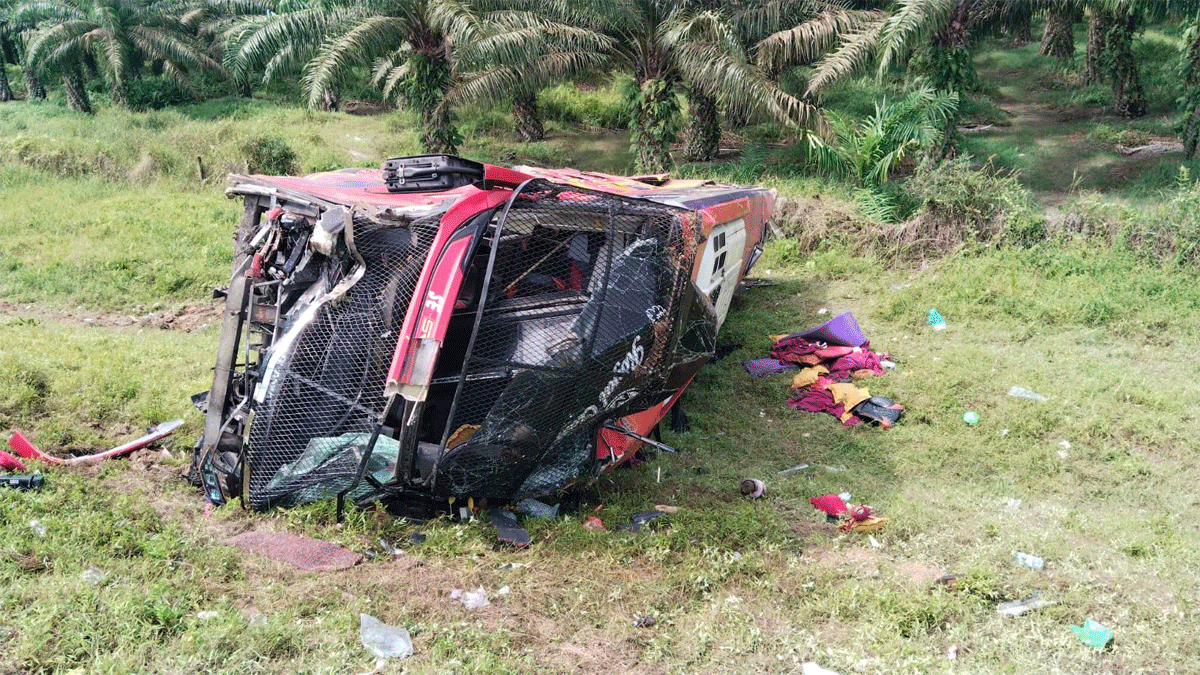 Bus Halmahera yang alami kecelakaan