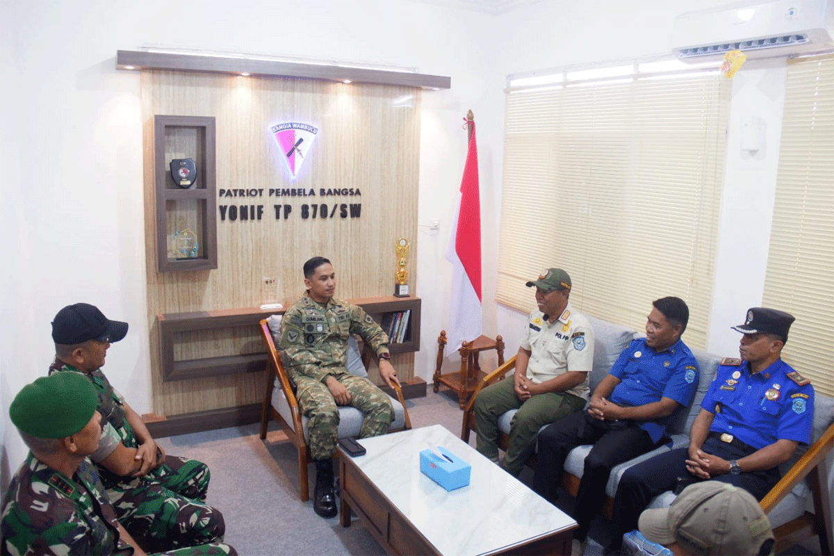 Danyonif TP-870/SW Letkol Inf Andi Gumilang menerima kedatangan Kasat Pol-PP dan Damkar, Hermansya dan Bidang Damkar di Mako Yonif TP-870/SW