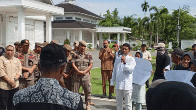 Puluhan warga Kecamatan Tanjung Beringin menggelar aksi damai di depan Kantor Bupati Serdang Bedagai (Sergai), Selasa (19/5/2026). Massa mendesak pemerintah daerah segera mengambil tindakan tegas terhadap PT DMK yang dituding menguasai ratusan hektare lahan milik masyarakat di Desa Bagan Kuala dan Desa Tebing Tinggi.