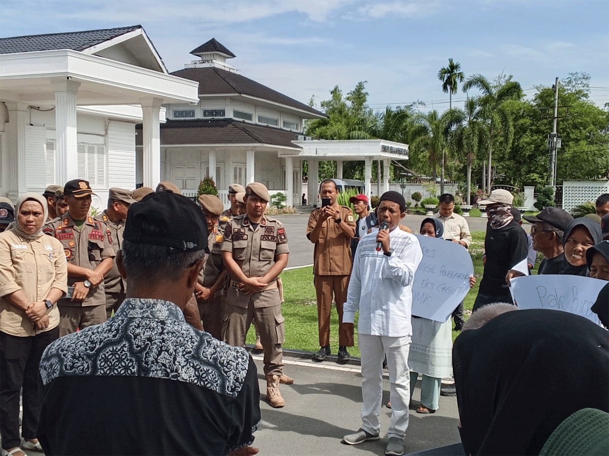 Puluhan warga Kecamatan Tanjung Beringin menggelar aksi damai di depan Kantor Bupati Serdang Bedagai (Sergai), Selasa (19/5/2026). Massa mendesak pemerintah daerah segera mengambil tindakan tegas terhadap PT DMK yang dituding menguasai ratusan hektare lahan milik masyarakat di Desa Bagan Kuala dan Desa Tebing Tinggi.