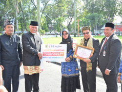 Peringatan Hardiknas di Sumbar, Sejumlah Sekolah Terima Penghargaan
