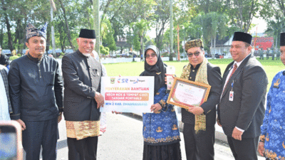 Penyerahan bantuan untuk sekolah. (Biro Adpim)