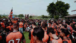 Jak Mania beri semangat untuk pemain Persija. (Ileague.id)
