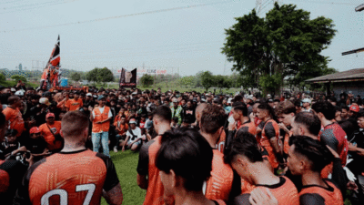 Jak Mania beri semangat untuk pemain Persija. (Ileague.id)