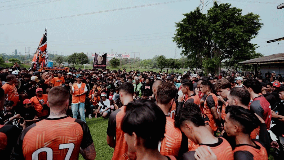 Jelang Lawan Persib di Samarinda, Jakmania Bakar Semangat Persija 1 Jak Mania beri semangat untuk pemain Persija. (Ileague.id)