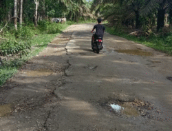 Hanya 1 Kilometer Tapi Tak Kunjung Diperbaiki, Warga Teratak Jering Mulai Geram