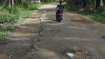 Jalan rusak di Teratak Jering yang dikeluhkan warga.