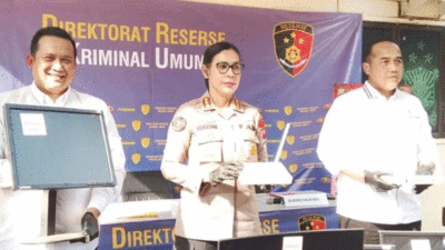 Barang bukti komputer sindikat judol ratusan ribu akun yang dibongkar Polda Kepri di Batam. (dok Polri)