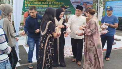 Kepala Kejaksaan Negeri Jember, Yadyn Palebangan saat menyerahkan daging kurban kepada warga di sekitar kantor kejaksaan, setelah sebelumnya melaksanakan salat Iduladha berjemaah di masjid lingkungan kantor, Rabu (27/5/2026). (Foto: Istimewa)