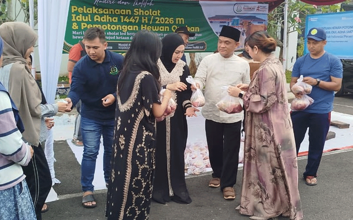 Kepala Kejaksaan Negeri Jember, Yadyn Palebangan saat menyerahkan daging kurban kepada warga di sekitar kantor kejaksaan, setelah sebelumnya melaksanakan salat Iduladha berjemaah di masjid lingkungan kantor, Rabu (27/5/2026). (Foto: Istimewa)