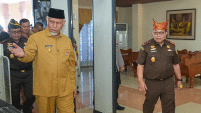 Gubernur Mahyeldi Ansharullah menyambut kedatangan Kepala Kejaksaan Tinggi (Kajati) Sumbar yang baru, Dedie Tri Hariyadi di ruang VIP Bandara Internasional Minangkabau, Senin (4/5/2026).