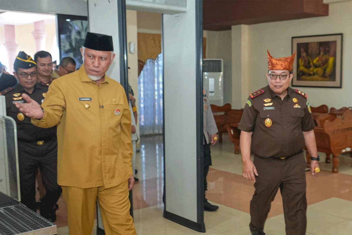 Gubernur Mahyeldi Ansharullah menyambut kedatangan Kepala Kejaksaan Tinggi (Kajati) Sumbar yang baru, Dedie Tri Hariyadi di ruang VIP Bandara Internasional Minangkabau, Senin (4/5/2026).