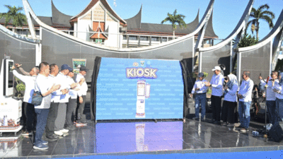 Gubernur Mahyeldi menghadiri sekaligus melaunching atau soft opening Pelayanan SAMSAT Kiosk Cepat, Mudah, Modern & Gebyar Apresiasi Emas 2026 yang digelar di halaman kantor gubernur Padang, Minggu (10/5/2026).